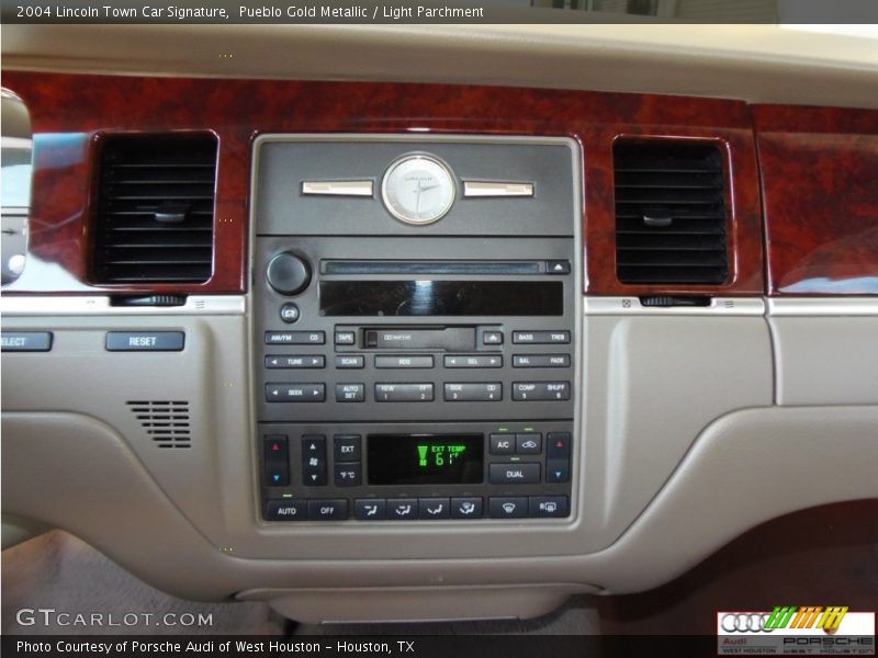 Pueblo Gold Metallic / Light Parchment 2004 Lincoln Town Car Signature