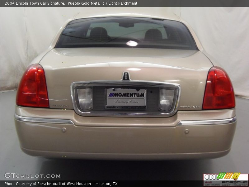 Pueblo Gold Metallic / Light Parchment 2004 Lincoln Town Car Signature