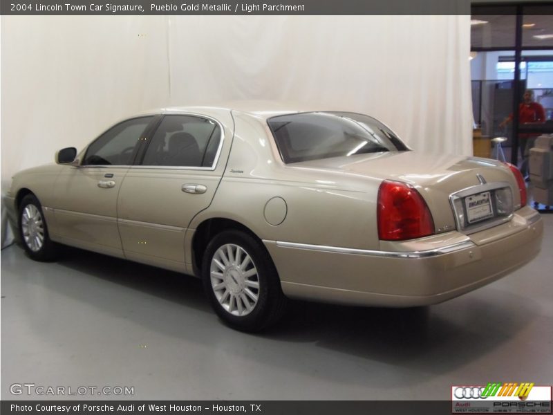 Pueblo Gold Metallic / Light Parchment 2004 Lincoln Town Car Signature