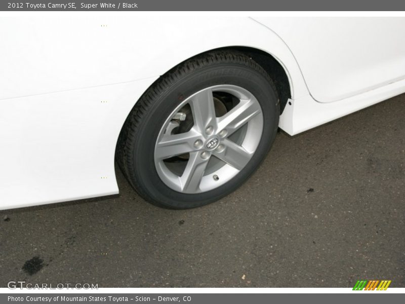 Super White / Black 2012 Toyota Camry SE