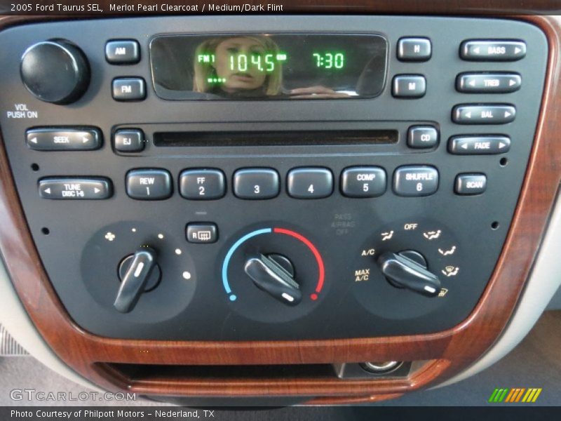 Merlot Pearl Clearcoat / Medium/Dark Flint 2005 Ford Taurus SEL