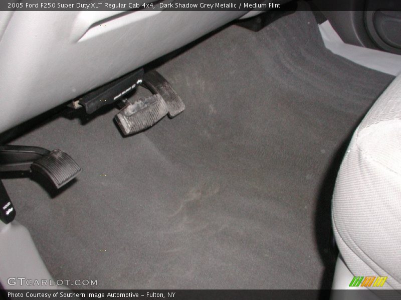 Dark Shadow Grey Metallic / Medium Flint 2005 Ford F250 Super Duty XLT Regular Cab 4x4
