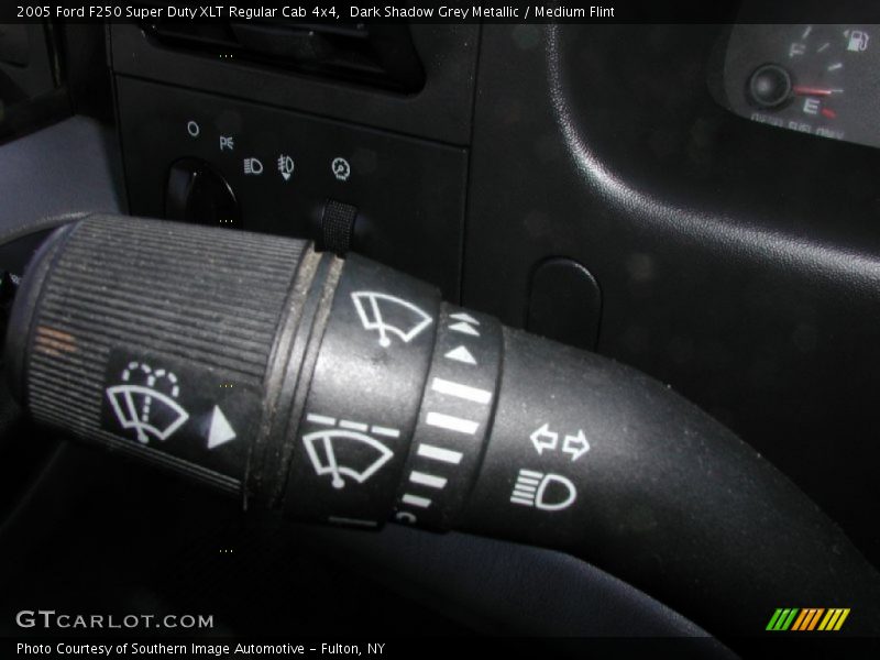 Controls of 2005 F250 Super Duty XLT Regular Cab 4x4