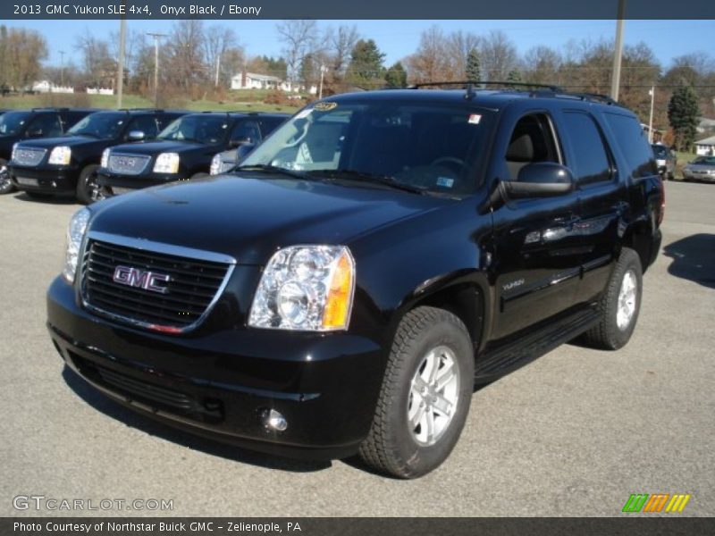 Front 3/4 View of 2013 Yukon SLE 4x4