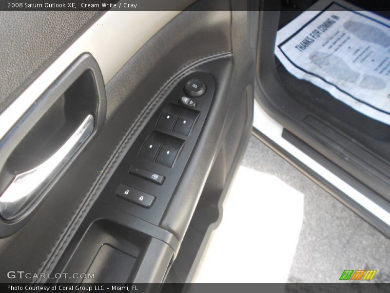 Cream White / Gray 2008 Saturn Outlook XE