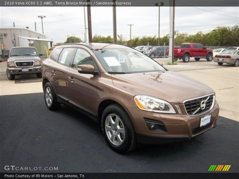 Front 3/4 View of 2010 XC60 3.2 AWD