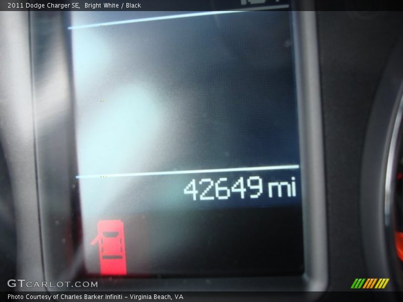 Bright White / Black 2011 Dodge Charger SE