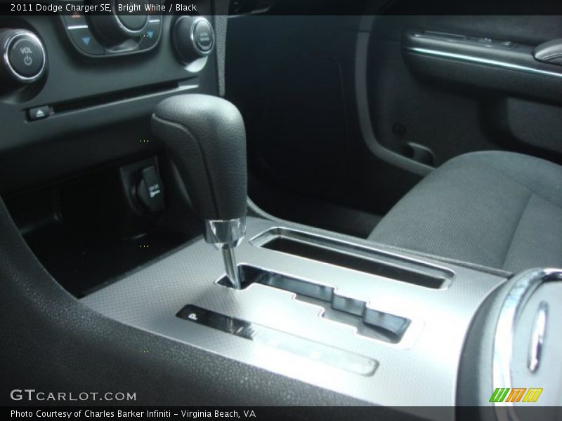 Bright White / Black 2011 Dodge Charger SE