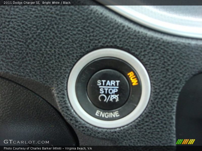 Bright White / Black 2011 Dodge Charger SE