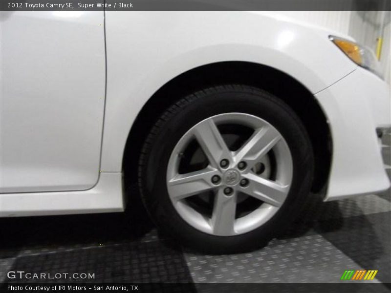 Super White / Black 2012 Toyota Camry SE