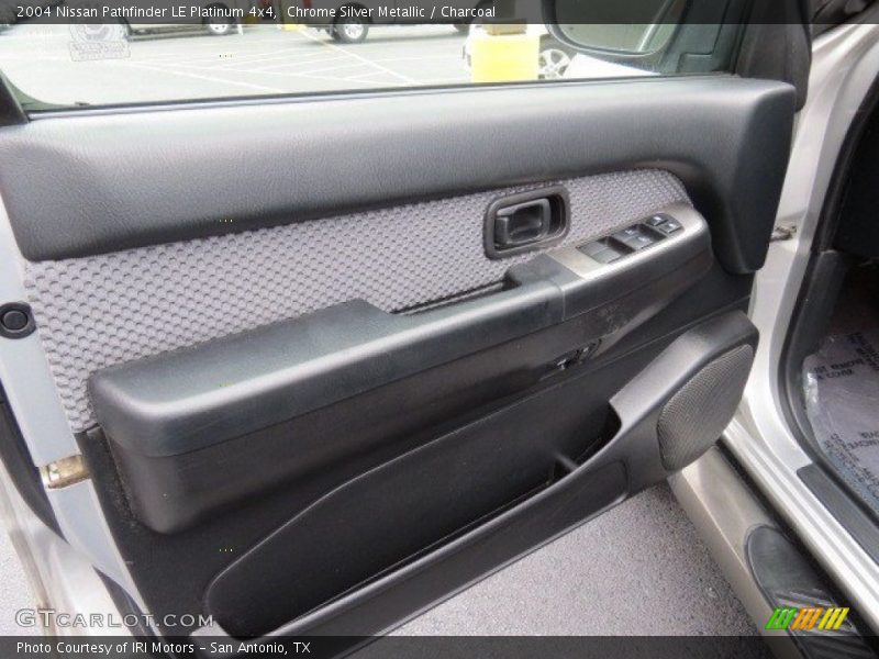 Chrome Silver Metallic / Charcoal 2004 Nissan Pathfinder LE Platinum 4x4