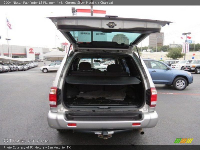 Chrome Silver Metallic / Charcoal 2004 Nissan Pathfinder LE Platinum 4x4