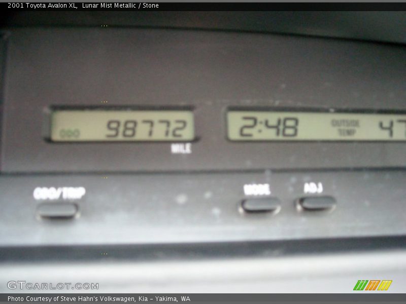 Lunar Mist Metallic / Stone 2001 Toyota Avalon XL