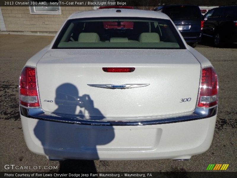 Ivory Tri-Coat Pearl / Black/Light Frost Beige 2013 Chrysler 300 AWD
