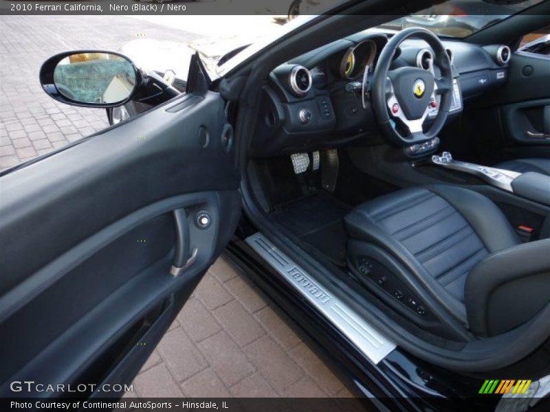  2010 California  Nero Interior