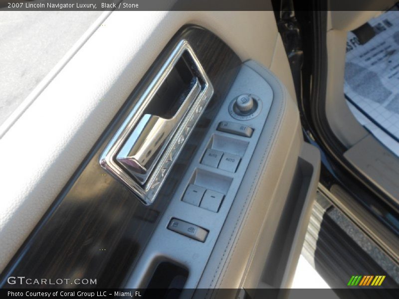 Black / Stone 2007 Lincoln Navigator Luxury