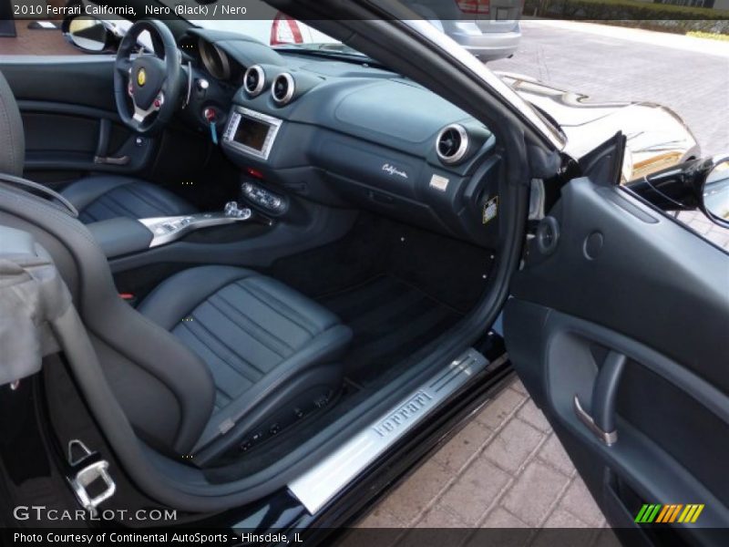  2010 California  Nero Interior