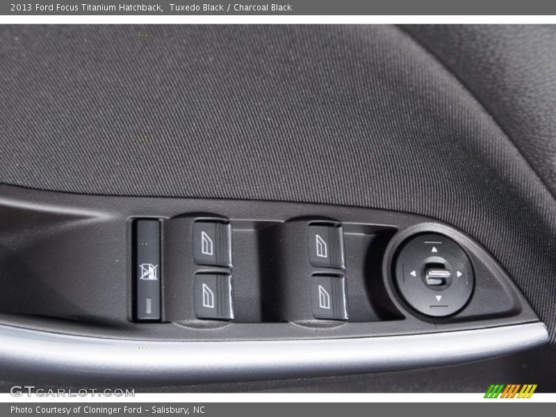 Tuxedo Black / Charcoal Black 2013 Ford Focus Titanium Hatchback