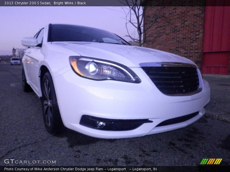 Bright White / Black 2013 Chrysler 200 S Sedan