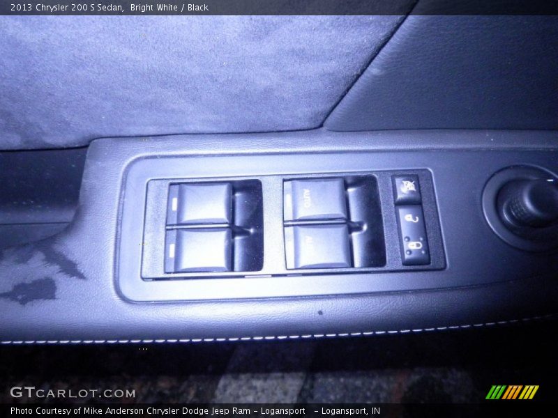 Bright White / Black 2013 Chrysler 200 S Sedan