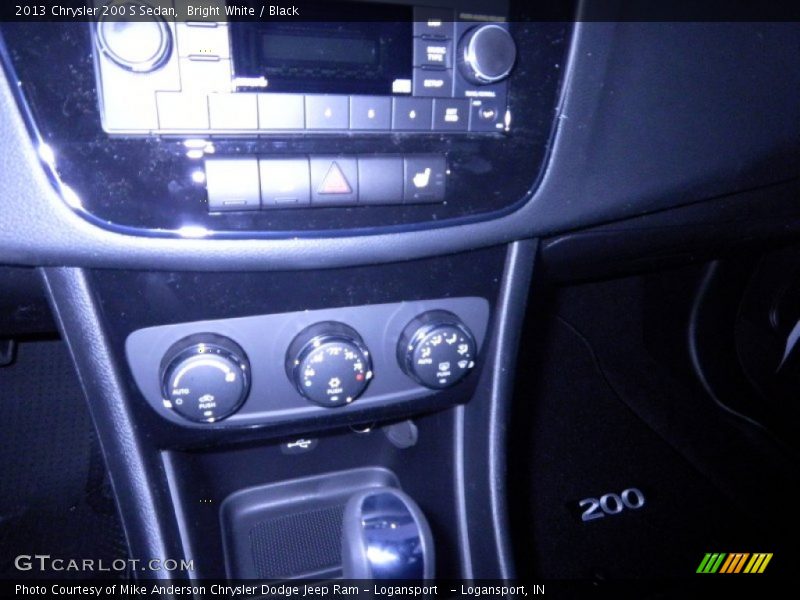 Bright White / Black 2013 Chrysler 200 S Sedan
