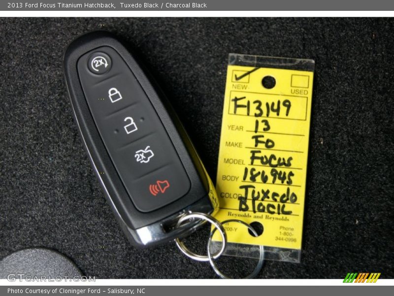 Tuxedo Black / Charcoal Black 2013 Ford Focus Titanium Hatchback