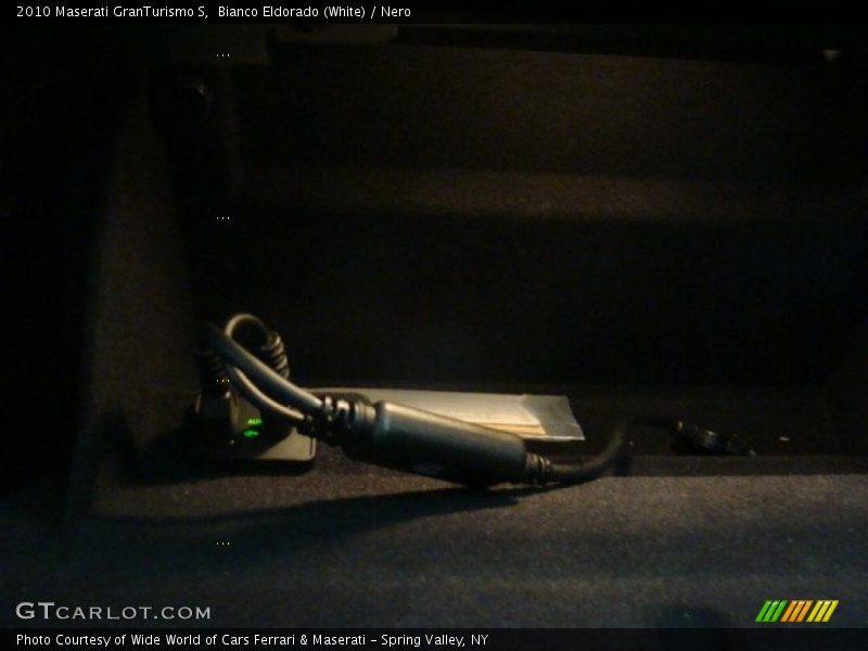 Bianco Eldorado (White) / Nero 2010 Maserati GranTurismo S