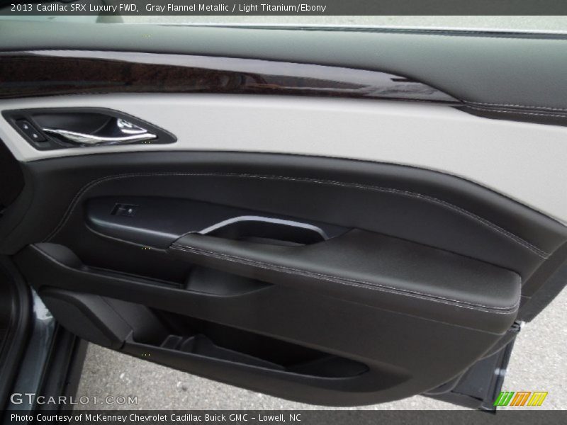 Gray Flannel Metallic / Light Titanium/Ebony 2013 Cadillac SRX Luxury FWD