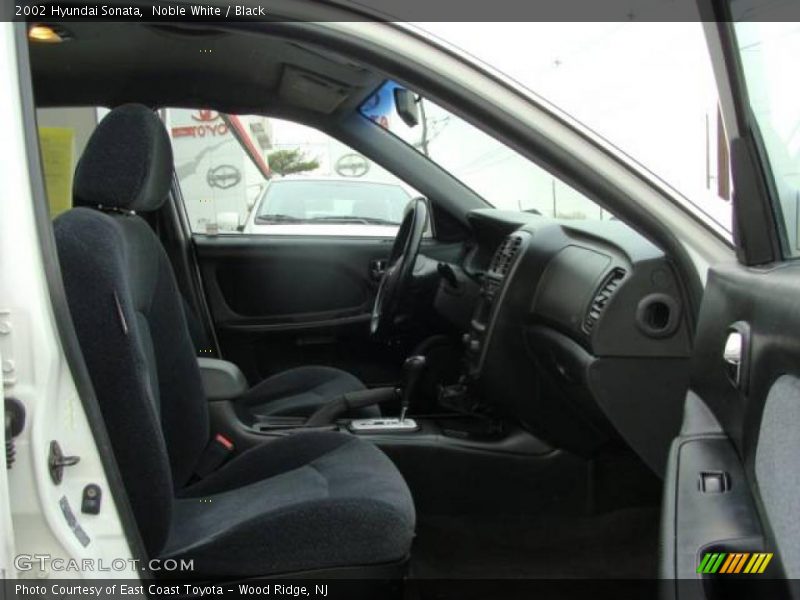 Noble White / Black 2002 Hyundai Sonata