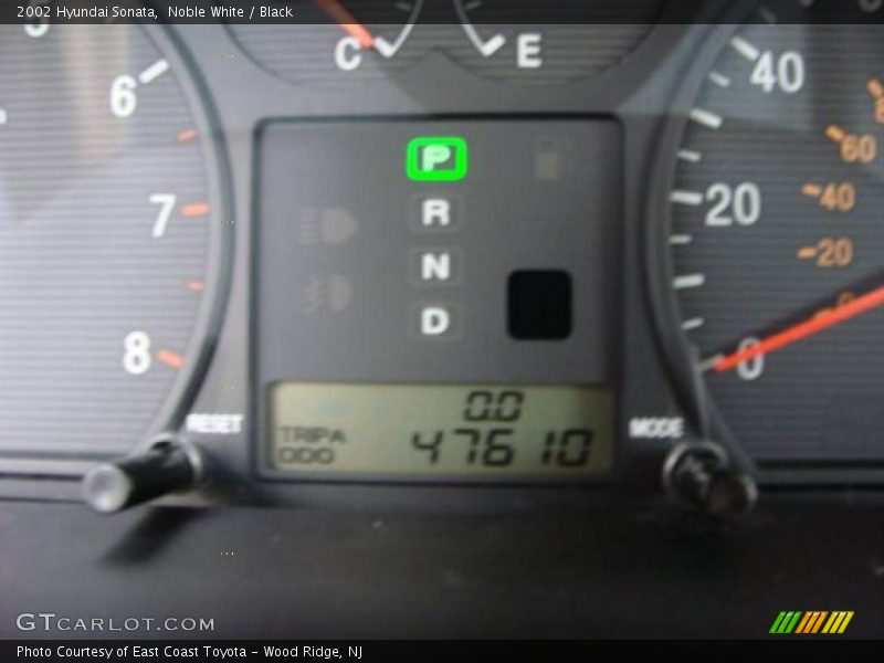 Noble White / Black 2002 Hyundai Sonata