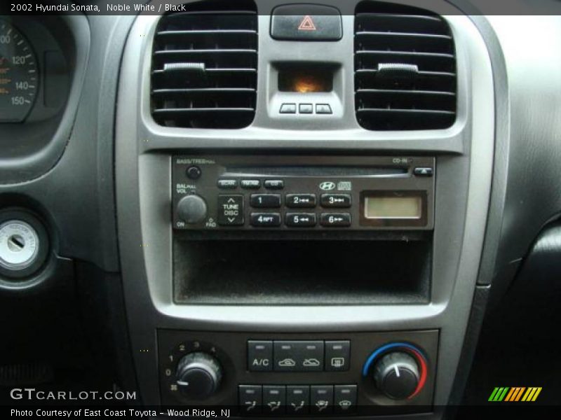 Noble White / Black 2002 Hyundai Sonata