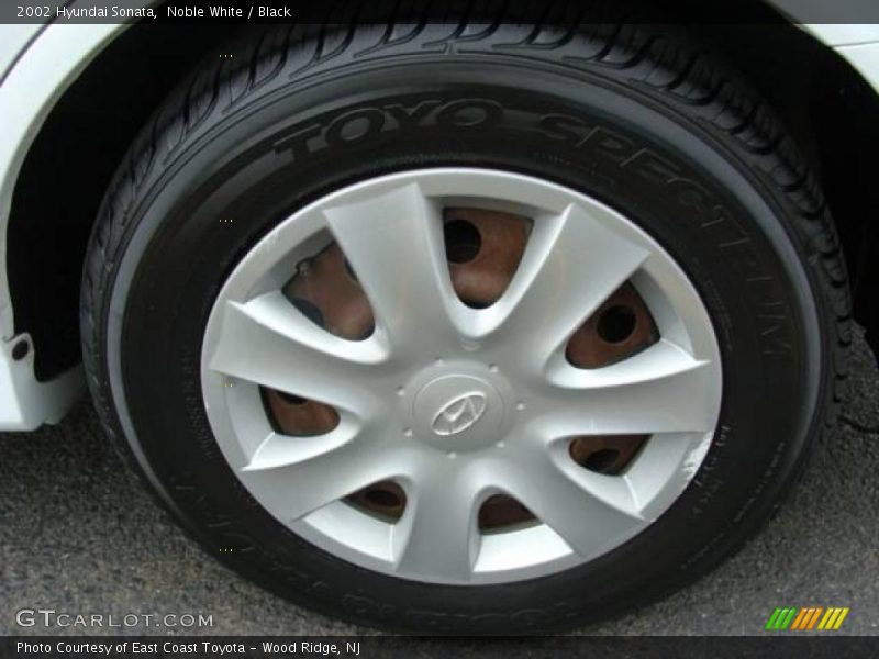 Noble White / Black 2002 Hyundai Sonata
