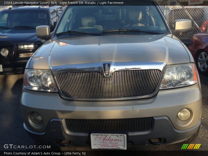 Light French Silk Metallic / Light Parchment 2004 Lincoln Navigator Luxury 4x4