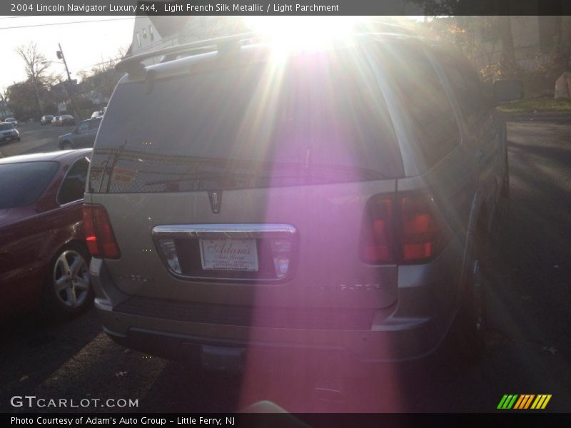 Light French Silk Metallic / Light Parchment 2004 Lincoln Navigator Luxury 4x4
