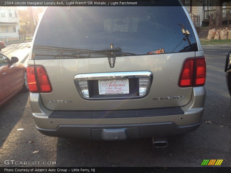 Light French Silk Metallic / Light Parchment 2004 Lincoln Navigator Luxury 4x4