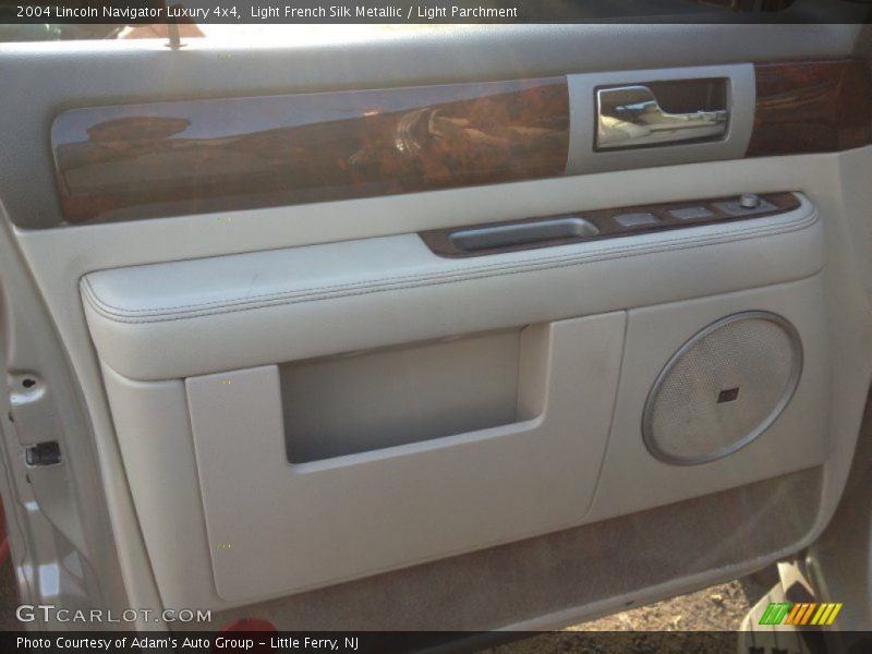 Light French Silk Metallic / Light Parchment 2004 Lincoln Navigator Luxury 4x4