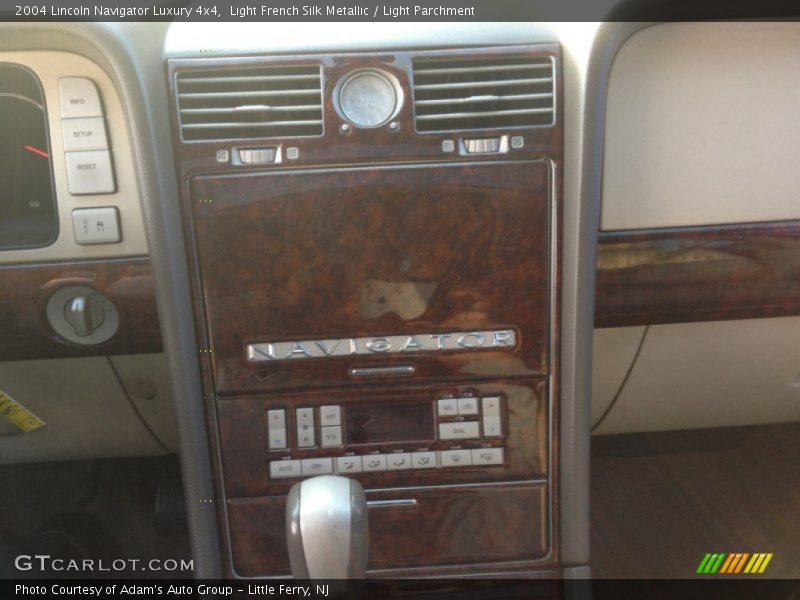 Light French Silk Metallic / Light Parchment 2004 Lincoln Navigator Luxury 4x4