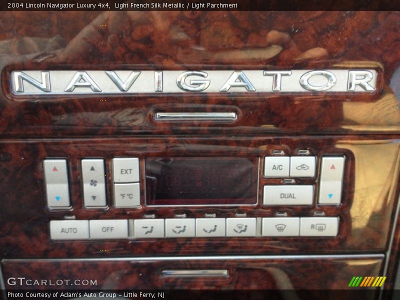 Light French Silk Metallic / Light Parchment 2004 Lincoln Navigator Luxury 4x4