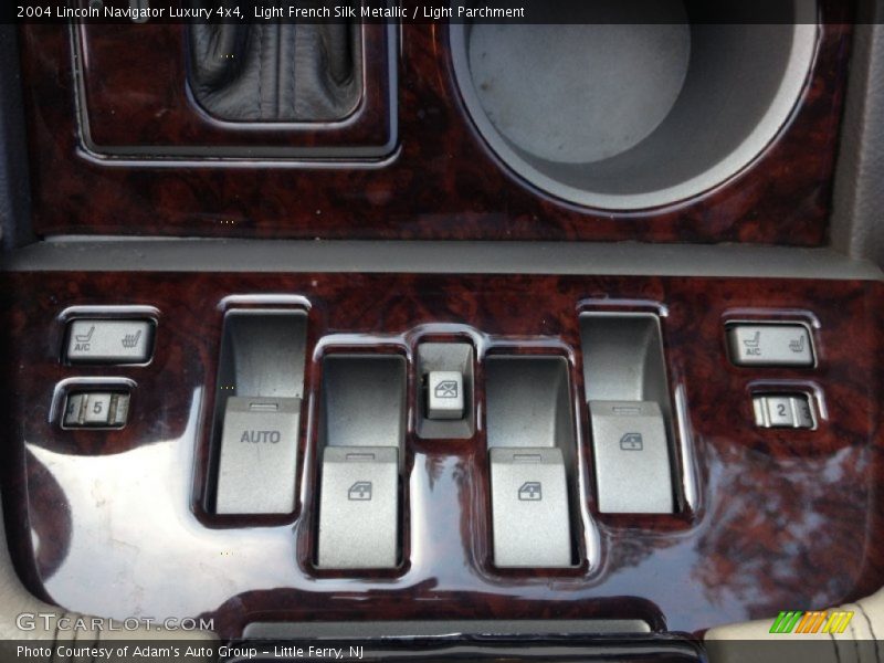 Light French Silk Metallic / Light Parchment 2004 Lincoln Navigator Luxury 4x4