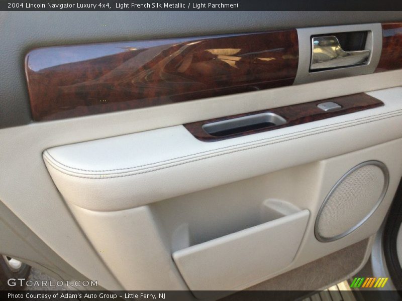 Light French Silk Metallic / Light Parchment 2004 Lincoln Navigator Luxury 4x4