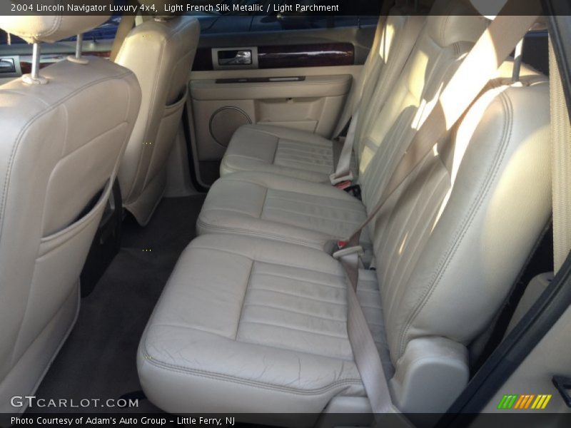 Light French Silk Metallic / Light Parchment 2004 Lincoln Navigator Luxury 4x4