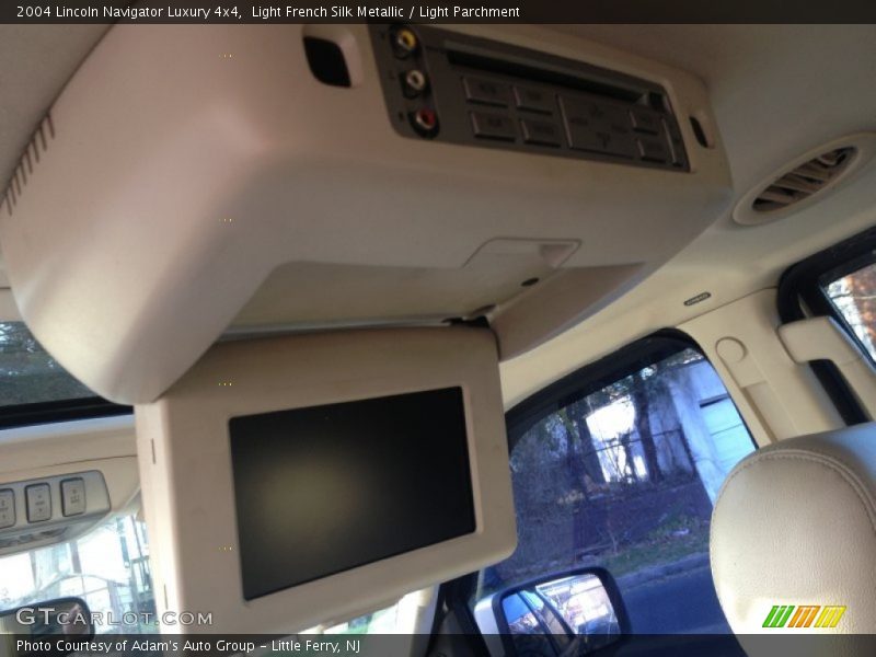 Light French Silk Metallic / Light Parchment 2004 Lincoln Navigator Luxury 4x4