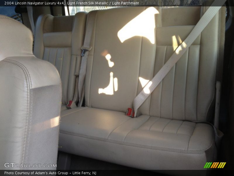 Light French Silk Metallic / Light Parchment 2004 Lincoln Navigator Luxury 4x4