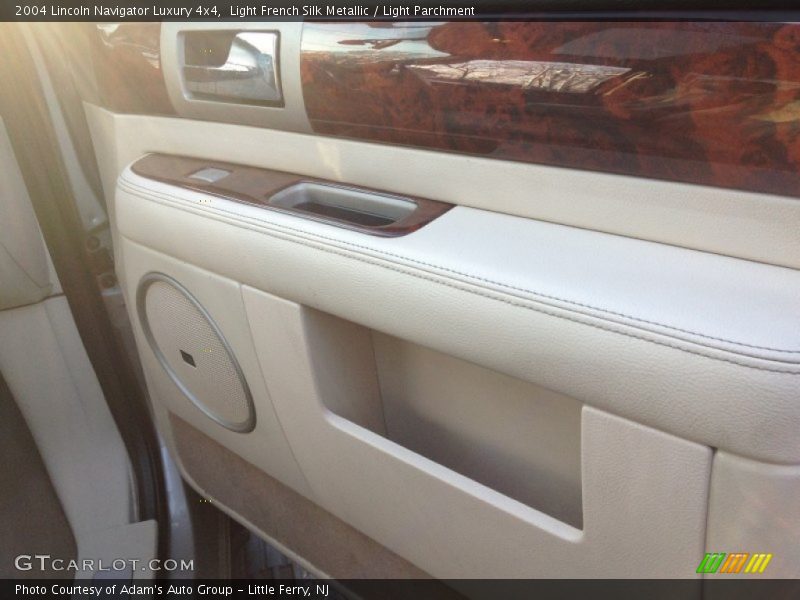 Light French Silk Metallic / Light Parchment 2004 Lincoln Navigator Luxury 4x4