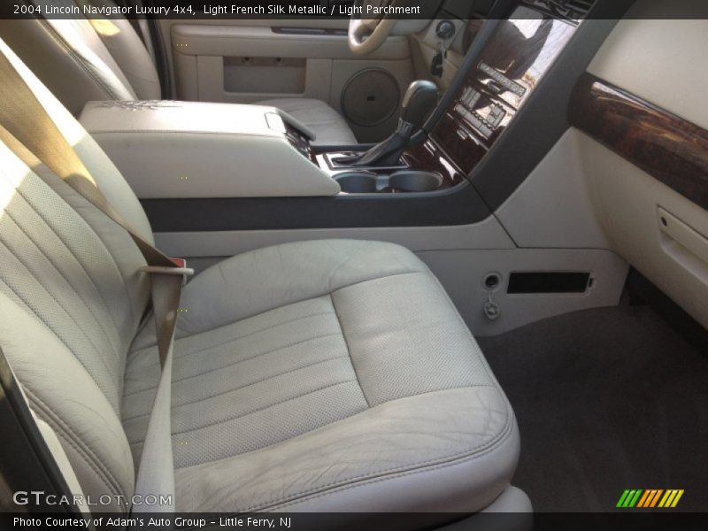 Light French Silk Metallic / Light Parchment 2004 Lincoln Navigator Luxury 4x4