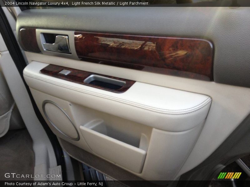 Light French Silk Metallic / Light Parchment 2004 Lincoln Navigator Luxury 4x4