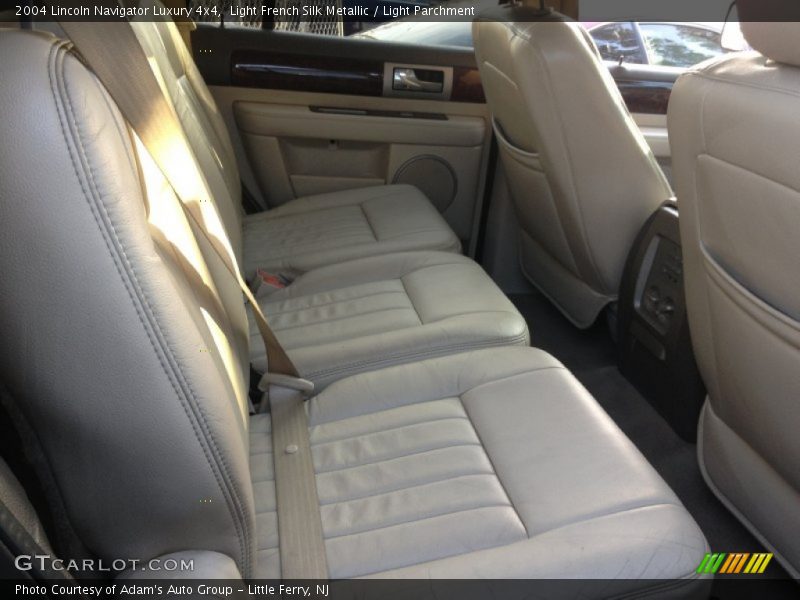 Light French Silk Metallic / Light Parchment 2004 Lincoln Navigator Luxury 4x4
