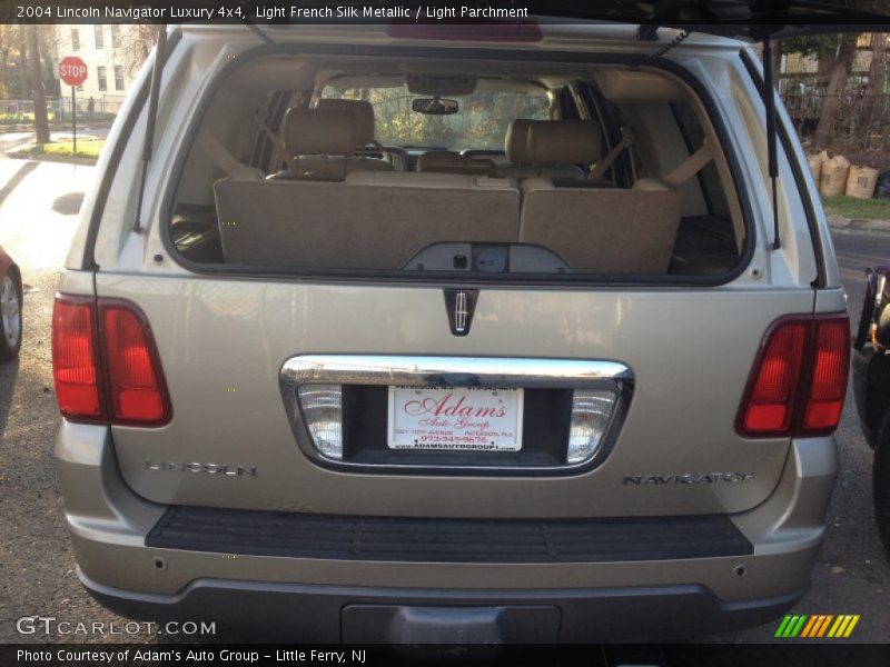 Light French Silk Metallic / Light Parchment 2004 Lincoln Navigator Luxury 4x4