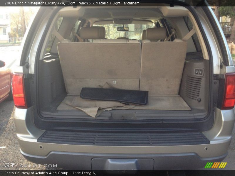 Light French Silk Metallic / Light Parchment 2004 Lincoln Navigator Luxury 4x4