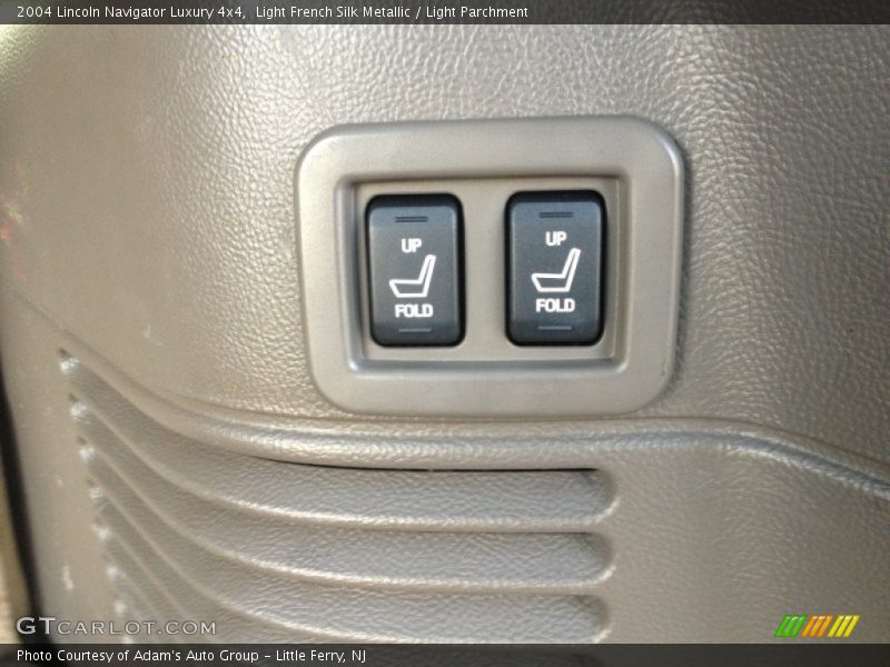 Light French Silk Metallic / Light Parchment 2004 Lincoln Navigator Luxury 4x4